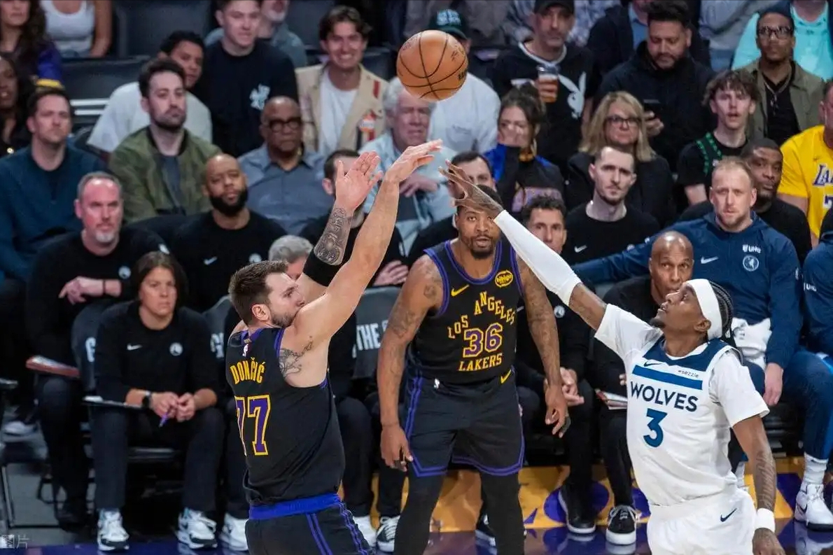 英超直播-15分+12分+10分！湖人奇兵成3连胜幕后英雄，东契奇：他被低估了